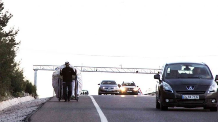 El arabası ile yol kenarındaki alüminyum ve teneke hurdaları toplayarak bin 373 kilometre yol yürüyecek