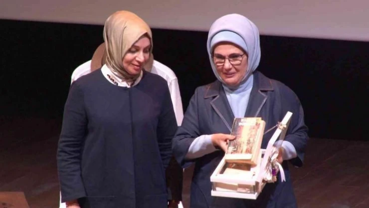 Emine Erdoğan: 'İslamofobinin ve milli değerleri hedef alan küresel ideolojilerin karşısında duracak olan, sizlersiniz'