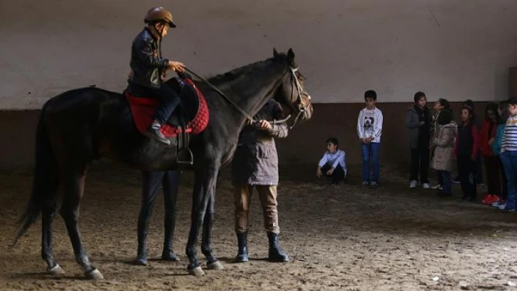 Engelleri 'Atlı terapi' ile aşıyorlar