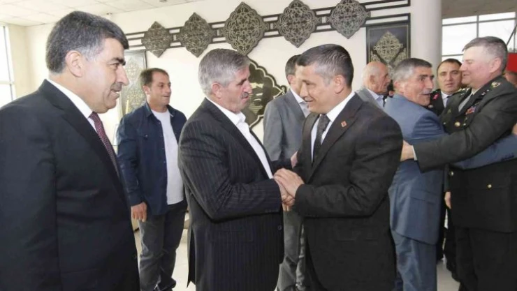 Erciş'te bayramlaşma mesaisi