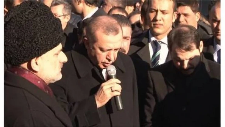 Erdoğan, Karakaya'nın mezarı başında Kur'an okudu