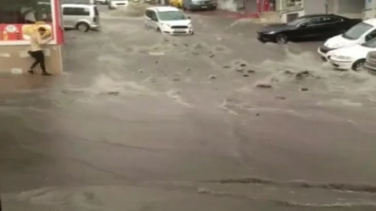 Esenyurt'ta etkili olan sağanak yağış rögarları patlattı: Caddeler sular altında kaldı