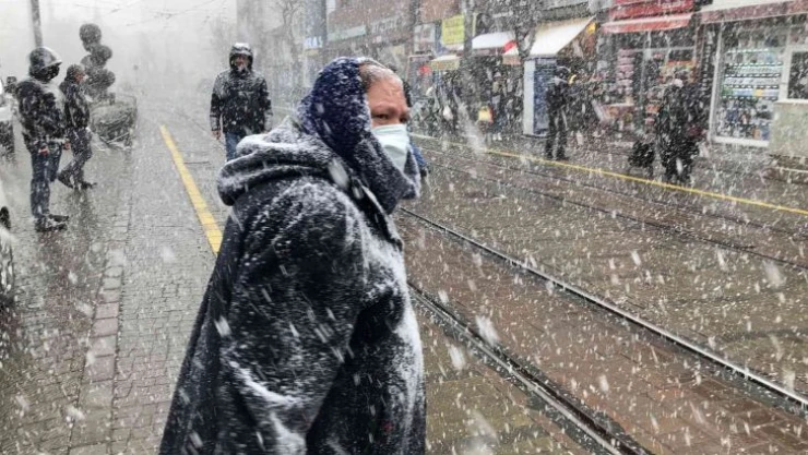 Eskişehir'de şaşırtan yoğun kar yağışı