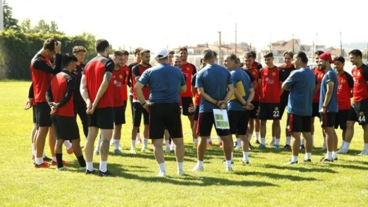 Eskişehirspor Teknik Direktörü Biçer: 'Onur Arı'nın şu an gitmesi söz konusu değil'