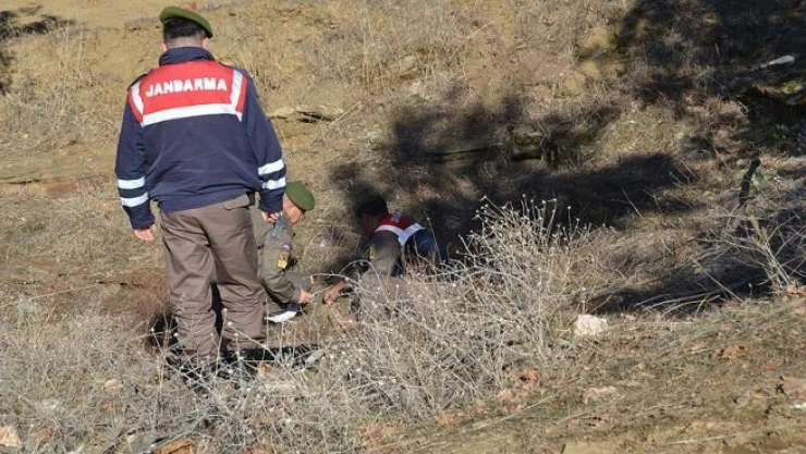 Evinin bahçesinde patlamamış top mermisi buldu