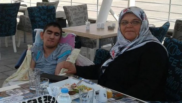 Evlat edindiği engelli çocuğa 21 yıldır bebek gibi bakıyor