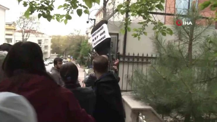 Evlat nöbeti tutan babalar HDP Genel Merkezi'ne siyah çelenk bıraktı