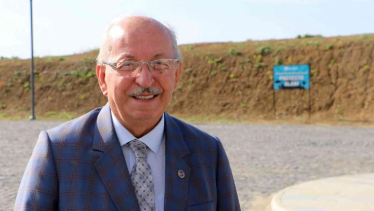 Eylemlere doymayan belediyenin önüne 'Protesto tabelası' konuldu