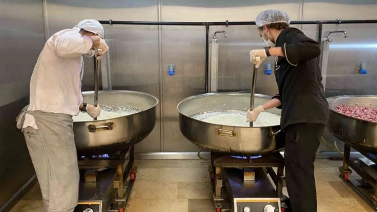 Eyüp İmareti'nde her gün 3 bin 600 kişiye sıcak yemek dağıtımı