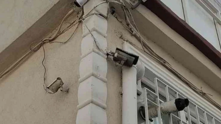 Fatih'te  binaya giren hırsız cep telefonlarını çalarak kaçtı