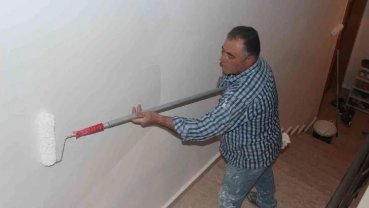 Fedakar baba, kızını yaşatabilmek için tek koluyla boyacılık yapıyor