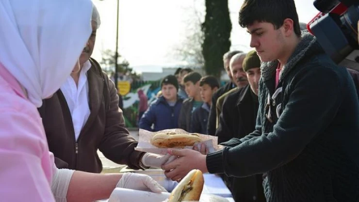 Festivalde 1,5 ton hamsi dağıtıldı