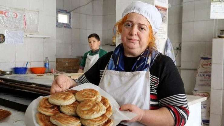'Fırıncı annenin' ekmekleri çocuklarının eğitimi için