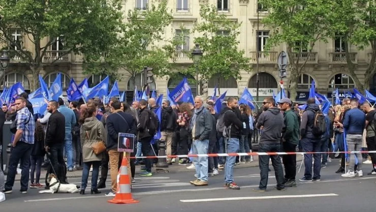 Fransa'da polislerden 'cinayetten' yargılanan meslektaşlarına destek gösterisi