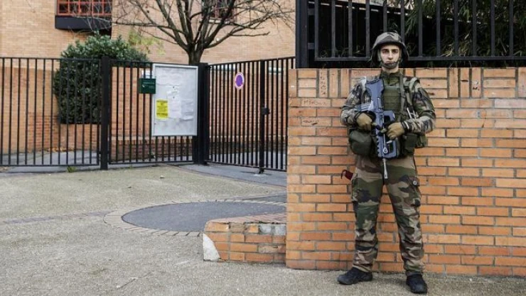 Fransa'da camiyi koruyan askerlere saldırı