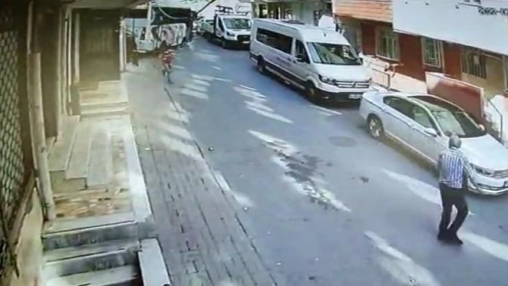 Freni boşalan midibüs duvara çarptı, oyun oynayan çocuk son anda kurtuldu