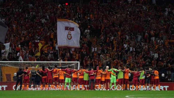 Galatasaraylı futbolcular ve Okan Buruk, galibiyeti taraftarlarla kutladı