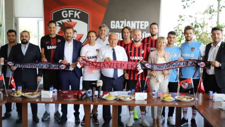 Gaziantep FK yeni transferleri için imza töreni düzenledi