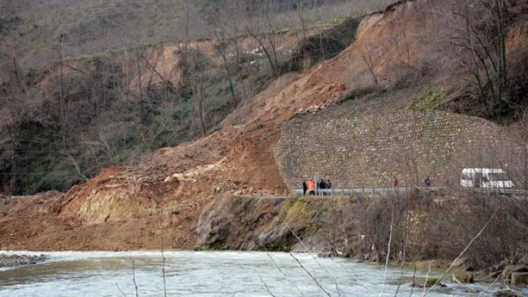 Giresun'da heyelan yolu kapattı
