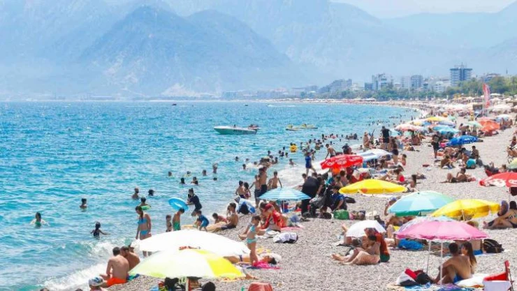 Gök gürültülü sağanak beklenen Antalya'da, güneşi gören sahile koştu