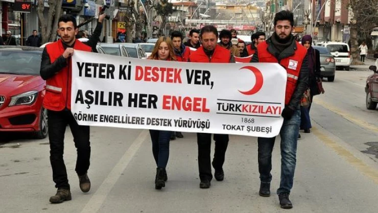 Görme engelliler için gözlerini kapatarak yürüdüler