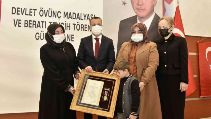 Gümüşhane'de şehit ailesine Devlet Övünç Madalyası tevcih töreninde gözyaşları sel oldu