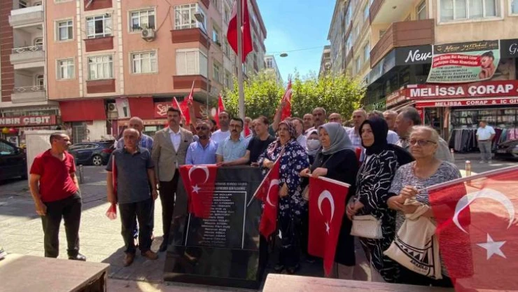 Güngören'deki patlamanın zanlısı etkisiz hale getirilince, mağdur yakınları bayraklarla olay yerinde toplandı