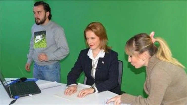 Haber bültenini görme engelli kadın sundu