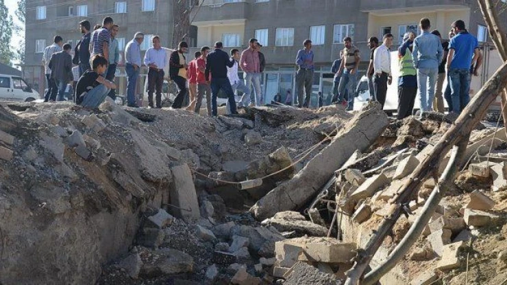 Hakkari'de yolda 15 metre çukur açan patlama!