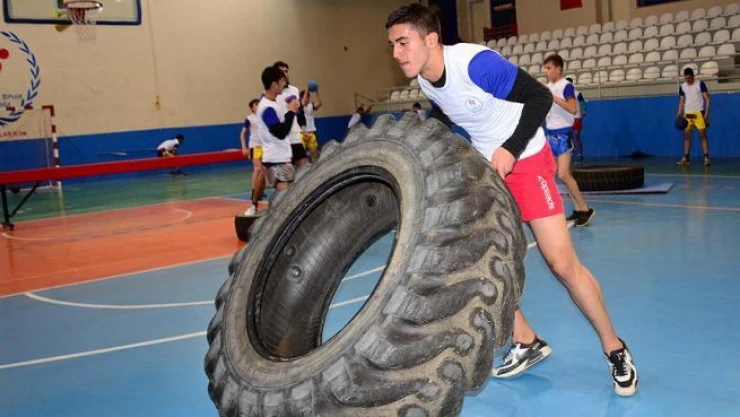 Halat ve araba lastiğiyle idman yapıyorlar