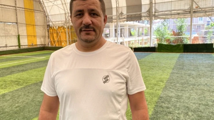 Halı sahada tel örgüye takılan martıyı böyle kurtardı