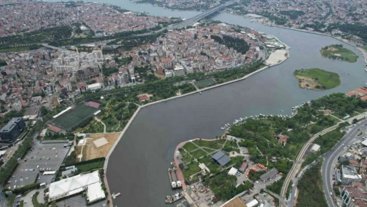 Haliç'te su kahverengiye döndü