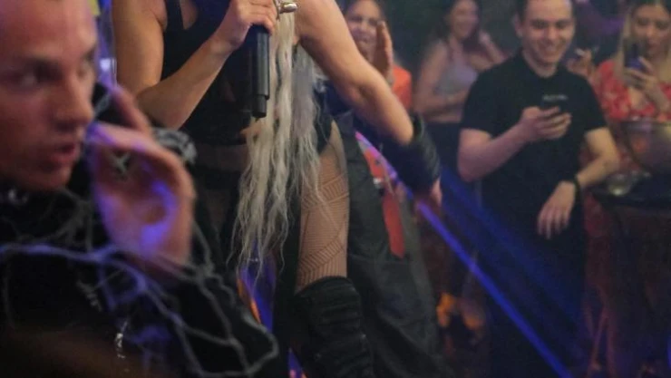 Hande Yener'e Mascotte sahnesinde öyle bir soru geldi ki!