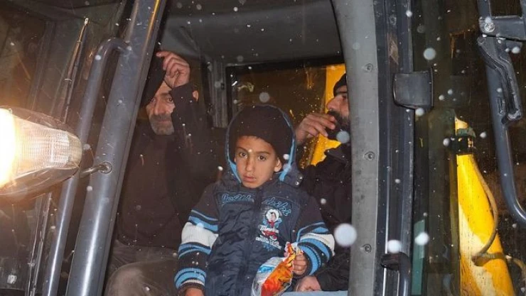 Hasta çocuk iş makinesiyle hastaneye ulaştırıldı