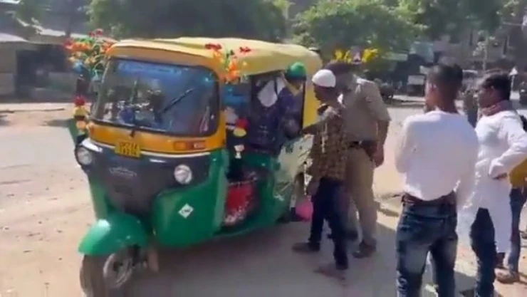 Hindistan'da 3 kişilik araca 27 kişi bindi