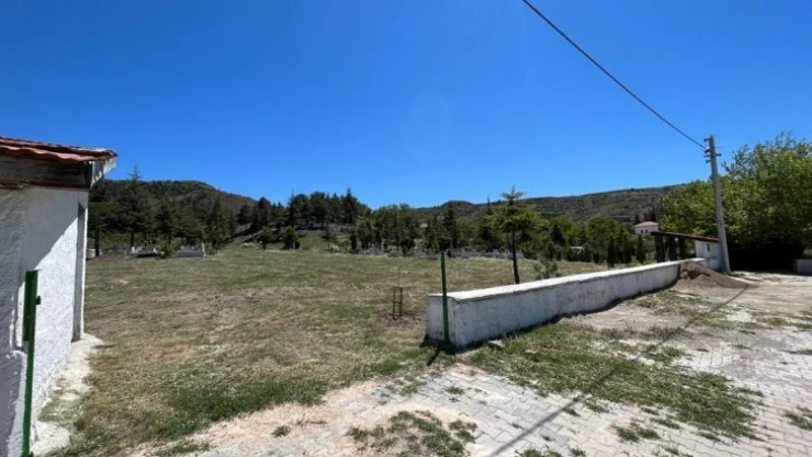 Hırsızlar bu sefer mezarlığın kapsını çaldı