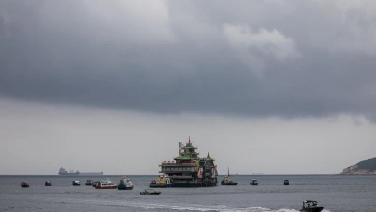 Hong Kong'un simgelerinden yüzen restoran Güney Çin Denizi'nde battı