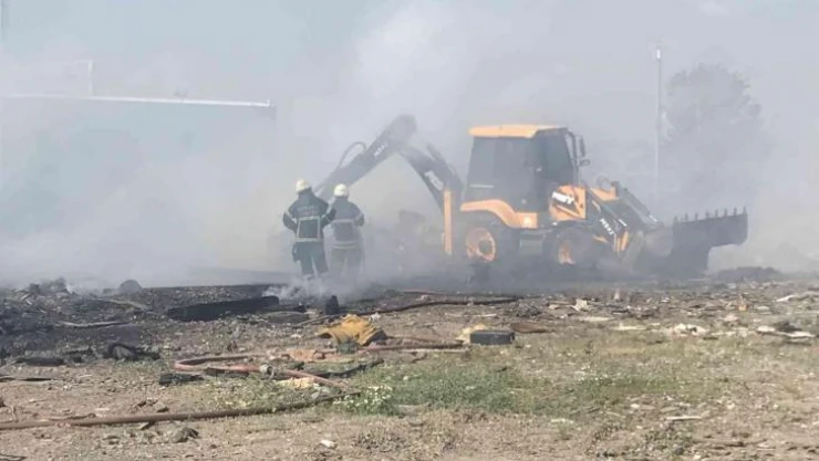 Hurdalar yandı, gökyüzünü simsiyah dumanlar kapladı