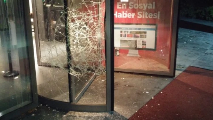 Hürriyet gazetesine taşlı saldırı