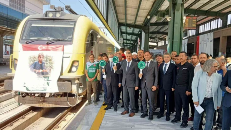 İçerisinde 500 ton yaşam malzemelerinin olduğu 'İnsani Yardım Treni' Pakistan'a doğru yola çıktı