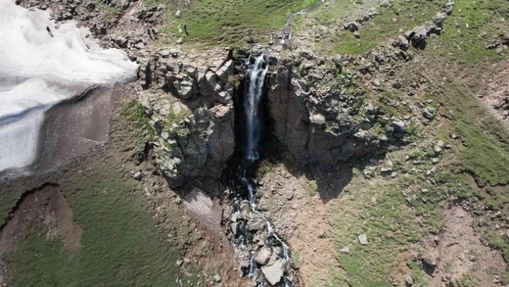 Iğdır'da kar sularıyla oluşan şelale görenleri adeta büyülüyor