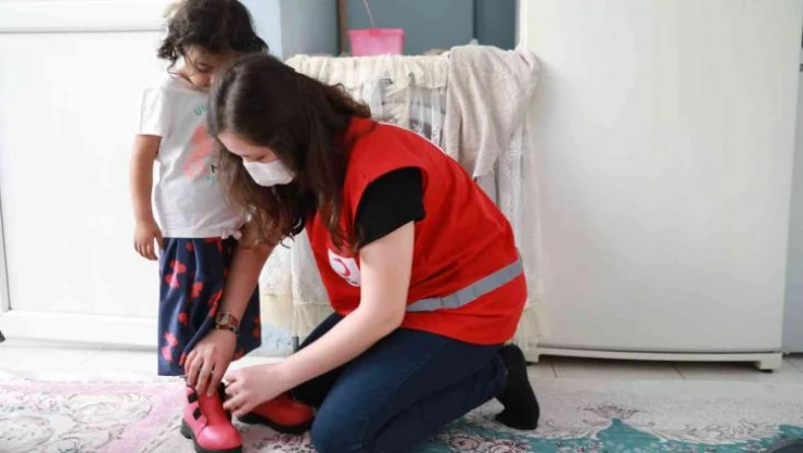 İhtiyaç sahibi çocukların bayramlıkları Kızılay'dan