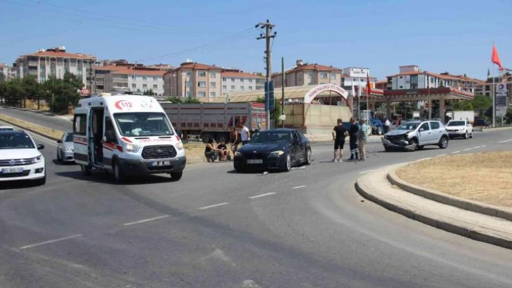 İki aracın çarpıştığı kaza kamerada: 1 yaralı