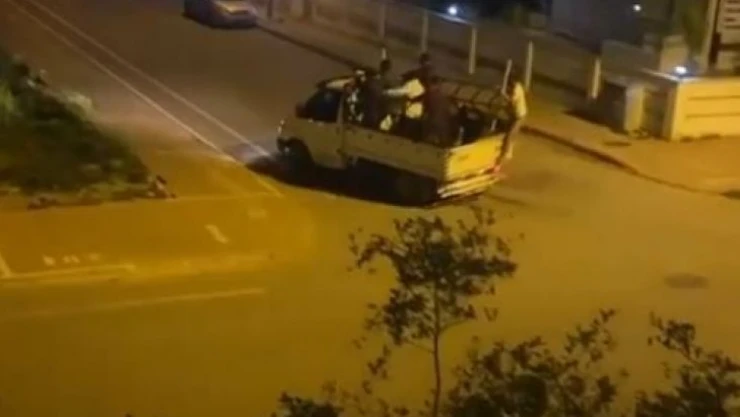 İki grubun kavgasında sokakta silah sesleri yankılandı