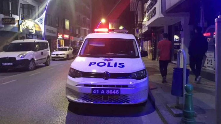 İl dışındaki komşusunun dairesinde kanlar görünce polis çağırdı