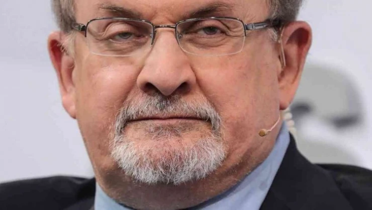 İngiliz yazar Salman Rüşdi New York'ta bıçaklı saldırıya uğradı