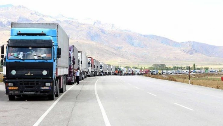 İran sınırında 16 kilometrelik tır kuyruğu oluştu