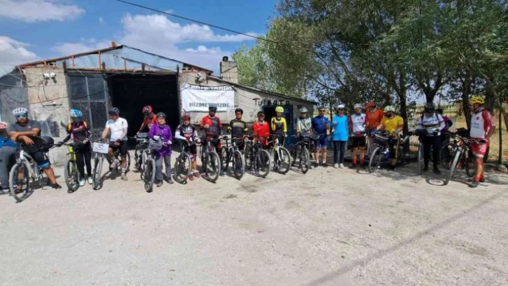 İranlı bisikletçiler Van Gölü için pedal çevirdi