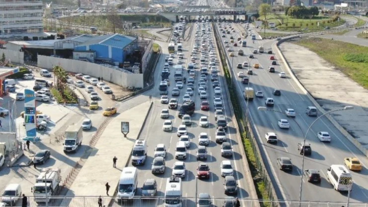 İstanbul'da cuma trafiği: Uzun kuyruklar  oluştu