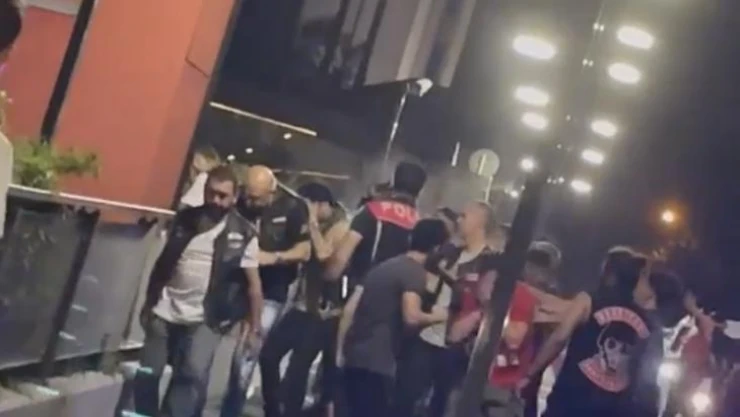 İstanbul'da polise saldıran gruba biber gazlı müdahale kamerada: 3 polis yaralı, 6 gözaltı